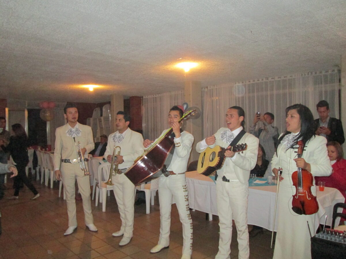 Nuestro Mariachi en Presentando Todo Su Repertorio